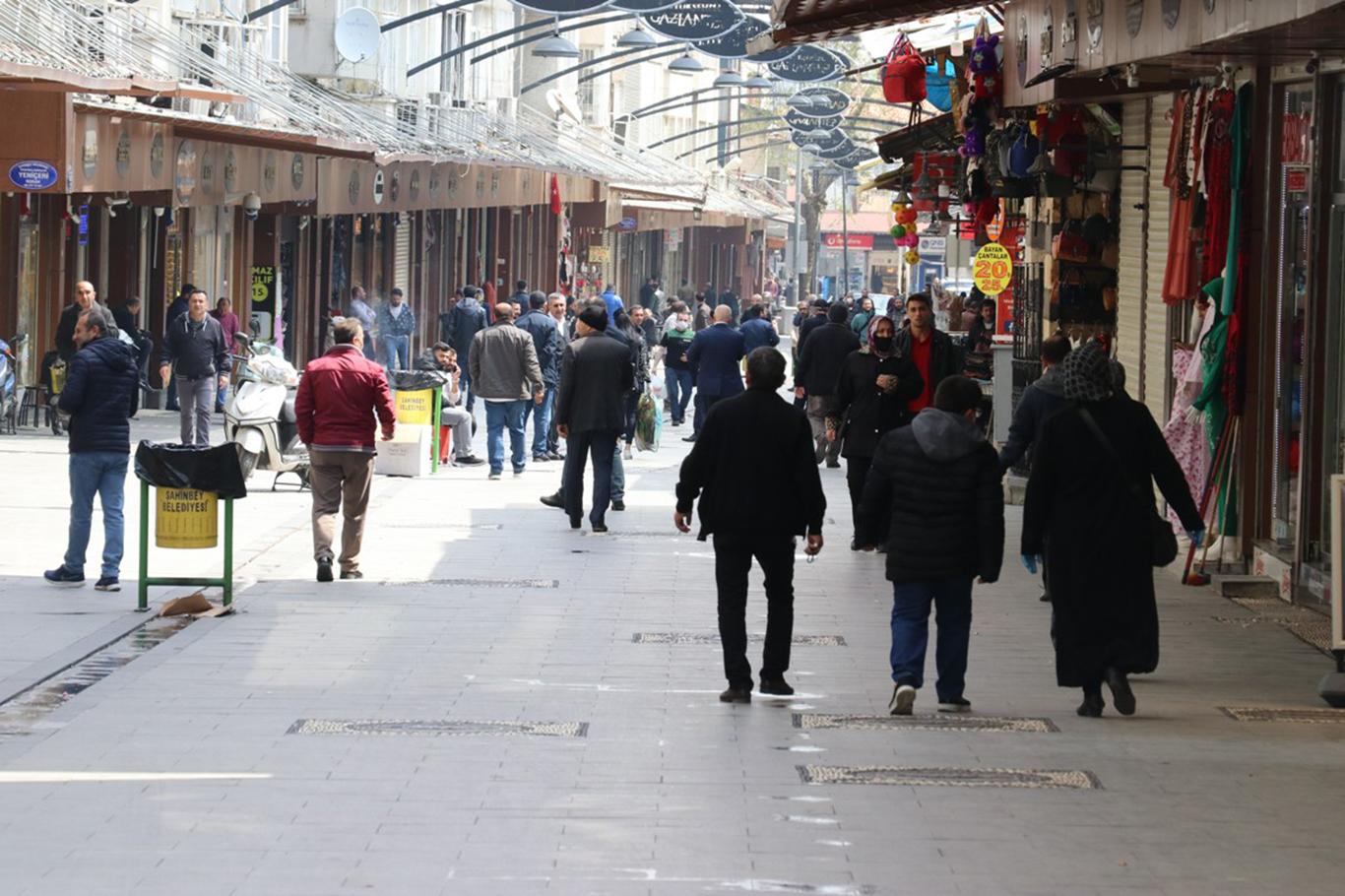 Gaziantep’te vatandaşlar güneşli havayı görünce ‘Evde Kal’madı